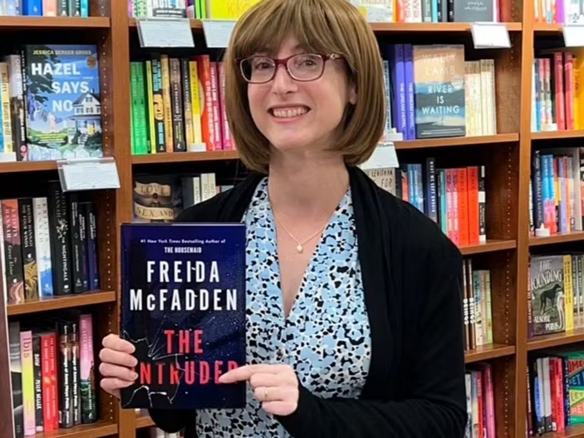 Autora de best-seller abandona anonimato e revela vida dupla digna de ficção